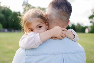 Slikala sam muža kako grli ćerku! Kada sam bolje pogledala fotografiju, zaledila sam se, posle 2 sata stigla je jeziva dijagnoza!