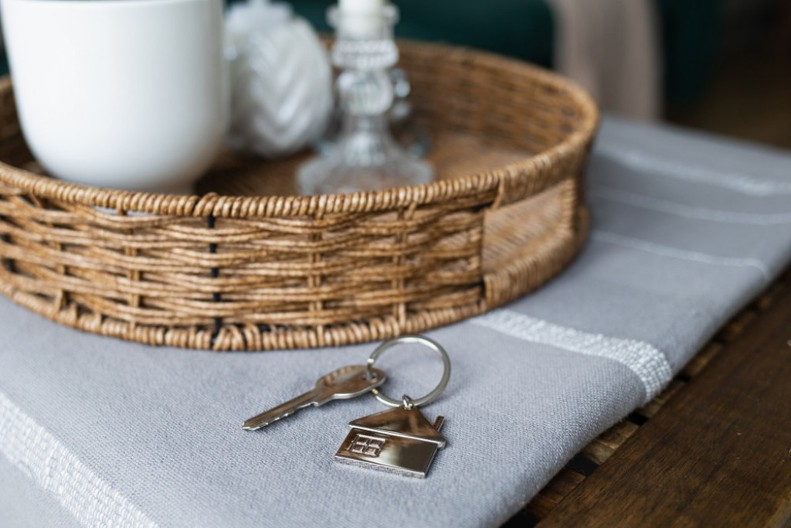 Ključevi na stolu, slute na bedu: Ako vas je napustila sreća, stavite jednu stvar pod tepih i novac će dolaziti u kuću