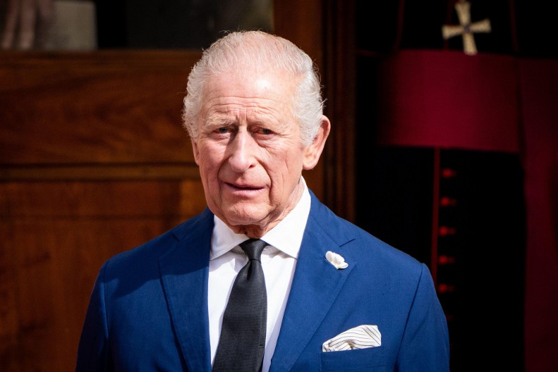 Evo koliko se kralj "otvori" za poklone svom osoblju? Ko šta dobija, učestvuje i kraljica Kamila?