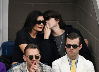 Majka ista kao devojka: Dečko Kajli Džener ih obukao u maltene iste kombinacije, svi su komentarisali ovaj momenat