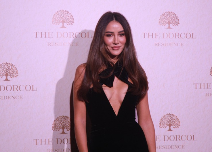 Otkriva dekolte, ali na najpristojniji način, evo haljine za Novu godinu! Sa ovom crnom toaletom Tamare Kalinić nema greške, ističe liniju svakoj ženi