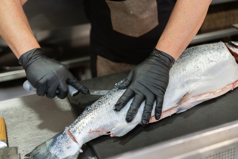 Trik za najbrže čišćenje ribe od krljušti: Ruskinje to rade bez noža, a kuhinja ostaje čista kao apoteka