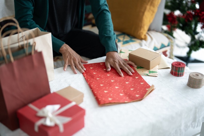 Pakovanje poklona nikad brže nisam uradila: Otkrila sam genijalan trik, štedi vreme i živce!