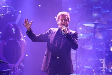 Legendarni pevač ima rak pluća! Lekari su mislili da ima bronhitis, ali jedan simptom je otkrio opasnu dijagnozu