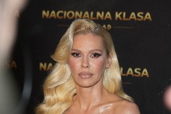 Ni izazovno, ni provokativno, nego taman — baš kako treba: Stajling Nataše Bekvalac savršeno ističe struk, dobar je izbor i za Novu godinu