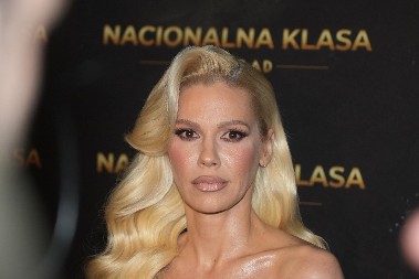 Ni izazovno, ni provokativno, nego taman — baš kako treba: Stajling Nataše Bekvalac savršeno ističe struk, dobar je izbor i za Novu godinu