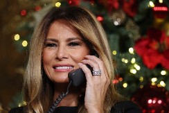 1 detalj na njenoj haljini raspaliće nostalgiju kod naših mama i baka: Melanija Tramp opet održala modu lekciju, zavodljiva+elegantna