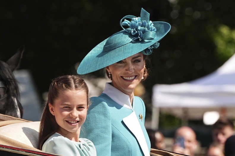 Kejt Midlton i Šarlot zajedno svirale klavir: Kraljevska proslava Božića sve raznežila