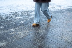 Pazite gde sipate so: Odlično rešava led, ali može da napravi veliki problem, bolje uradite ovo