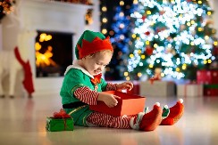 Maksmalno ga razmazili: Majka bila u šoku kada je videla šta je njen sin (2) dobio za Božić, preterivanju nema kraja 