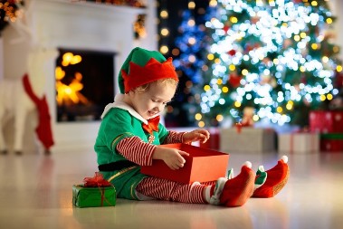 Maksmalno ga razmazili: Majka bila u šoku kada je videla šta je njen sin (2) dobio za Božić, preterivanju nema kraja 