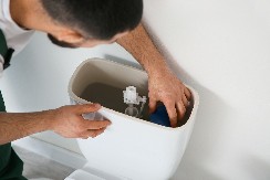 Šta će flaša u vodokotliću? Vodoinstalateri se kunu u ovaj trik, kažu nema ništa bolje za WC šolju od ovoga