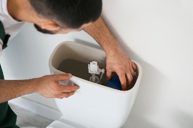 Šta će flaša u vodokotliću? Vodoinstalateri se kunu u ovaj trik, kažu nema ništa bolje za WC šolju od ovoga