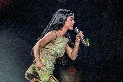 Ništa od razvoda? Kejti Peri uslikana sa zgodnim glumcem, slabost je svih žena u Srbiji