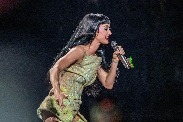 Ništa od razvoda? Kejti Peri uslikana sa zgodnim glumcem, slabost je svih žena u Srbiji