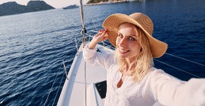 Radi na jahti i ispunjava želje milionera: Plata joj je paprena, a evo šta je sve morala da trpi od bahatih bogataša na dočeku