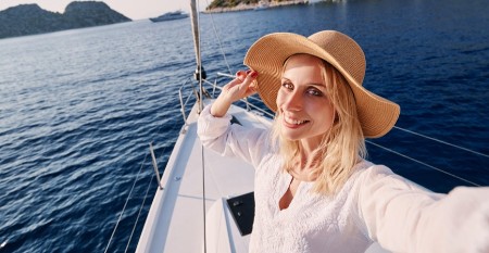 Radi na jahti i ispunjava želje milionera: Plata joj je paprena, a evo šta je sve morala da trpi od bahatih bogataša na dočeku