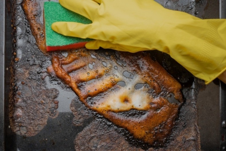 Ostali su vam masni sudovi posle dočeka? Za manje od 100 dinara će se zakaliti