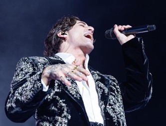 Najpoželjniji mladi pevač se verio: Iznenadio svoju dragu, o prstenu svi pričaju