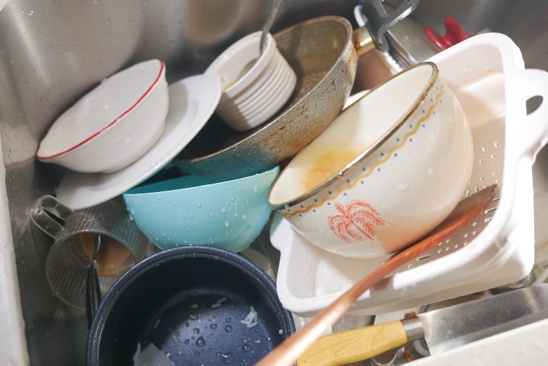 Ma kakva mašina za sudove, ovo je brže i milion puta bolje: Sudovi se cakle, dobro će vam doći ovaj trik posle božićne trpeze