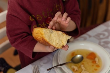 Ovako se pravilno stavlja novčić u česnicu: A ako ga niko ne izvuče – to nosi posebno značenje