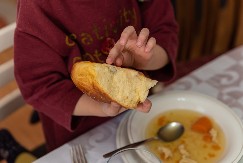 Večitoj dilemi je došao kraj, evo kada se lomi česnica: Da li je to Badnje veče ili ipak na Božić, ujutru?