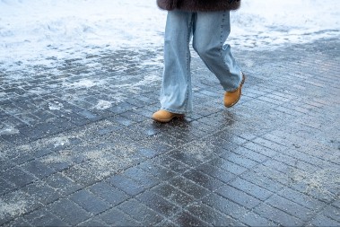 Doktori apeluju pred ledenu kišu: Ovako hodajte po poledici da ne završite u gipsu