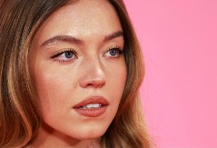 Ova žena ne prestaje da intrigira: Sidni Svini se slikala za poznati magazin, ali ovo nisu obične fotke