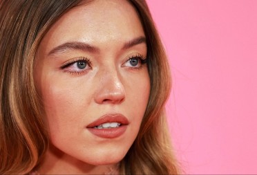 Ova žena ne prestaje da intrigira: Sidni Svini se slikala za poznati magazin, ali ovo nisu obične fotke