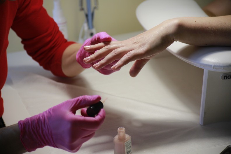 Žene su ovu boju zaobilazile, a sada se otimaju za nju: Ovo je najpopularnija nijansa, ove zime će se tražiti samo ovakvi nokti