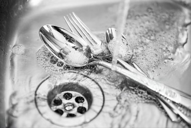 Nikakve hemikalije i slične stvari, samo ovo! Čisti odvod temeljno, skida sve, vodoinstalateri se dive ovom triku