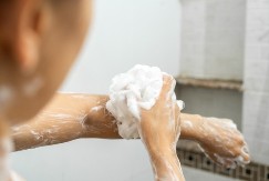 Pena za kupanje ili gel za tuširanje? Jedan od njih užasno isušuje kožu zimi