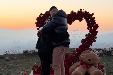 Tresla se, nije mogla da dođe sebi, pa rasplakala region: Prizor naterao svima suze na oči — "Ovo je najlepši snimak prosidbe što sam ikada videla"