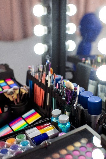 Možda će vam reći da ste ludi, ali ne, samo ste u trendu: Ova boja senki za oči je hit nijansa 2026. godine, nose je samo najhrabrije žene 