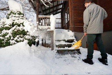 Zaboravite so: Samo ova kombinacija brzo uklanja led sa stepenica