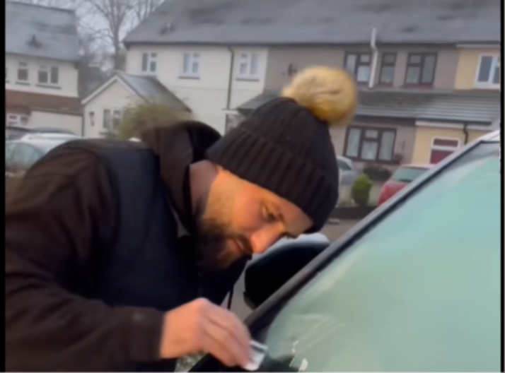 Zaleđeno staklo je očistio u trenu! Pogledajte vi ovaj potez!