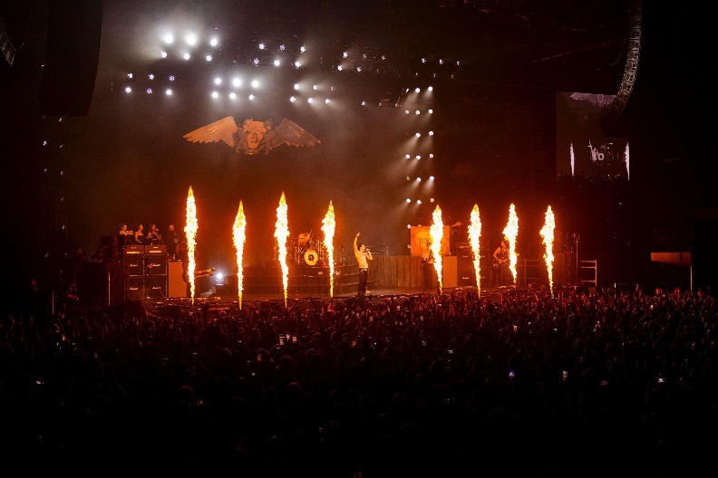 Bilo mu vruće, pa se skinuo: Pevač nosio samo osmeh dok je pozirao na jahti, jedan deo tela uspešno sakrio, a drugi...