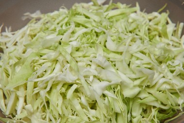 Ne treba vam rende, a ni nož, već samo ovo: Kako iseći najtanje moguće kupus, savršen je za salatu, ovaku svi obožavaju