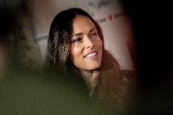 Ni duga, ni prekratka, nego prava dužina, ide uz svaki komad: Ovu suknju npr. obožava Ana Ivanović i svaka žena treba da je ima u ormaru