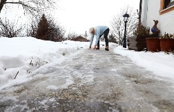 Ne držite ruke u džepovima! Evo kako se pravilno hoda po ledu