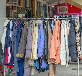 Ni veliki šal, ni duboke čizme, samo ovo! Evo ga najpopularniji komad ove zime, ledeni dani obeleženi su ovim detaljem, žene ga po Knezu već furaju