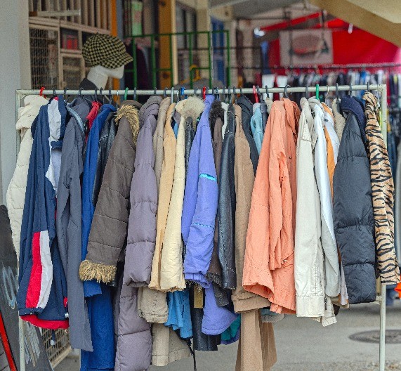 Ni veliki šal, ni duboke čizme, samo ovo! Evo ga najpopularniji komad ove zime, ledeni dani obeleženi su ovim detaljem, žene ga po Knezu već furaju