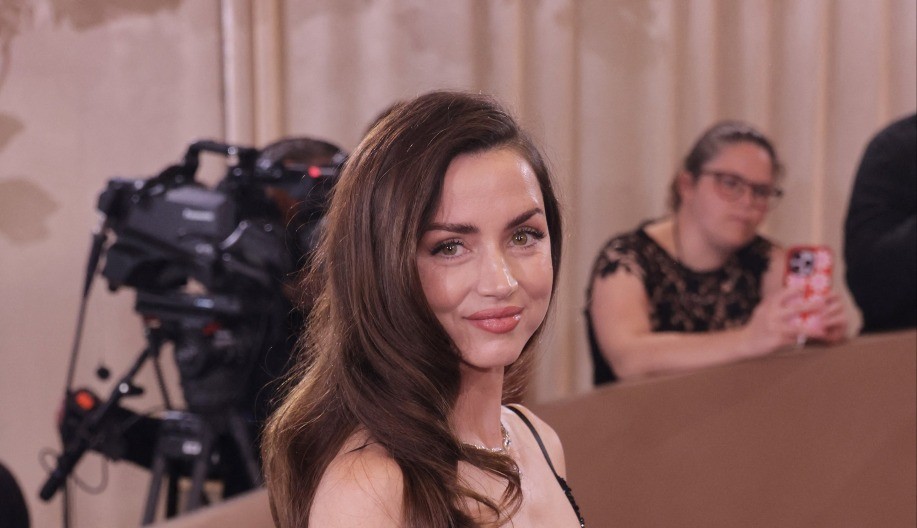 Ana lepa kao lutka: Prošetala crvenim tepihom u uskoj crnoj haljini, a ovaj detalj je uzdigao na viši nivo!