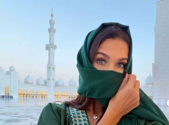 "Kao boginja!": Svi pričaju o njenom izdanju u džamiji - ruska teniserka očarala fanove u Abu Dabiju