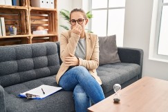 Miris cigareta se uvukao u nameštaj? Evo kako se rešiti smrada za 30 minuta - ovo jedino deluje