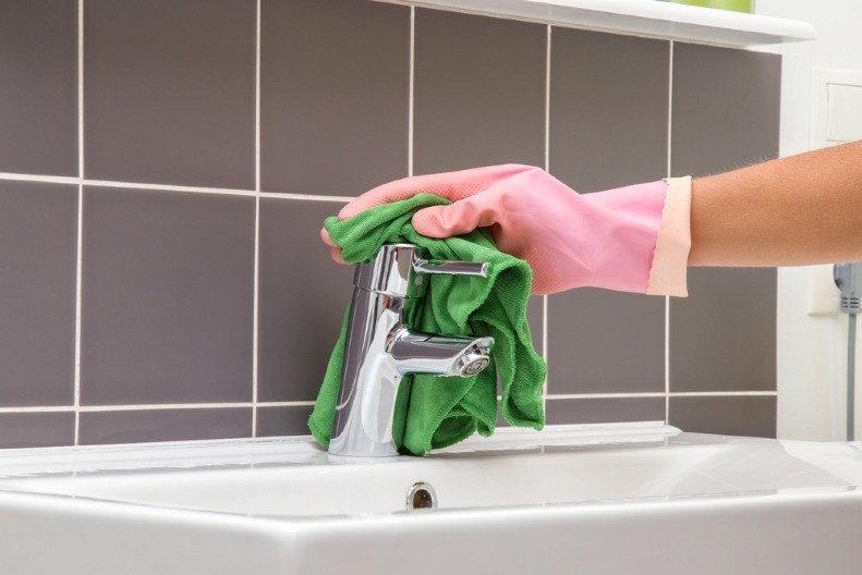 Kamenac nestaje za 15 minuta: Jedan voćni trik briše bele mrlje sa slavine bez ribanja