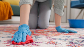 Stan zamiriše za tren oka: Evo kako da osvežite tepih bez pranja