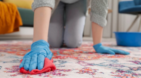 Stan zamiriše za tren oka: Evo kako da osvežite tepih bez pranja