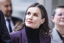 Ovaj zimski komplet je strava! Izdužuje figuru, pokriva svaki višak, a nosi ga i kraljica Leticija