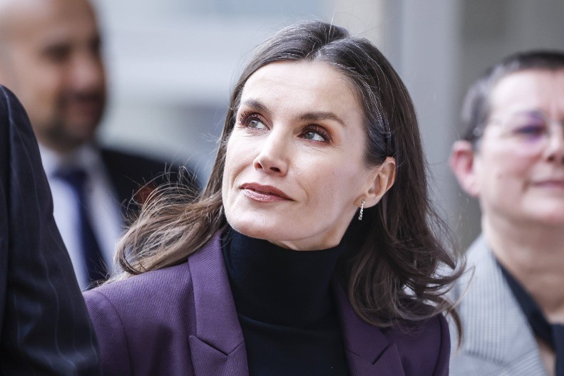 Ovaj zimski komplet je strava! Izdužuje figuru, pokriva svaki višak, a nosi ga i kraljica Leticija